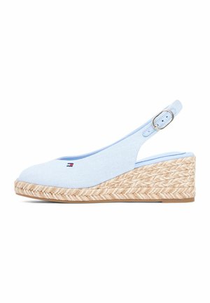 Chaussure compensée à bride arrière bleu clair avec une semelle plateforme en jute tressé et un petit logo rouge, blanc et bleu à l'avant.