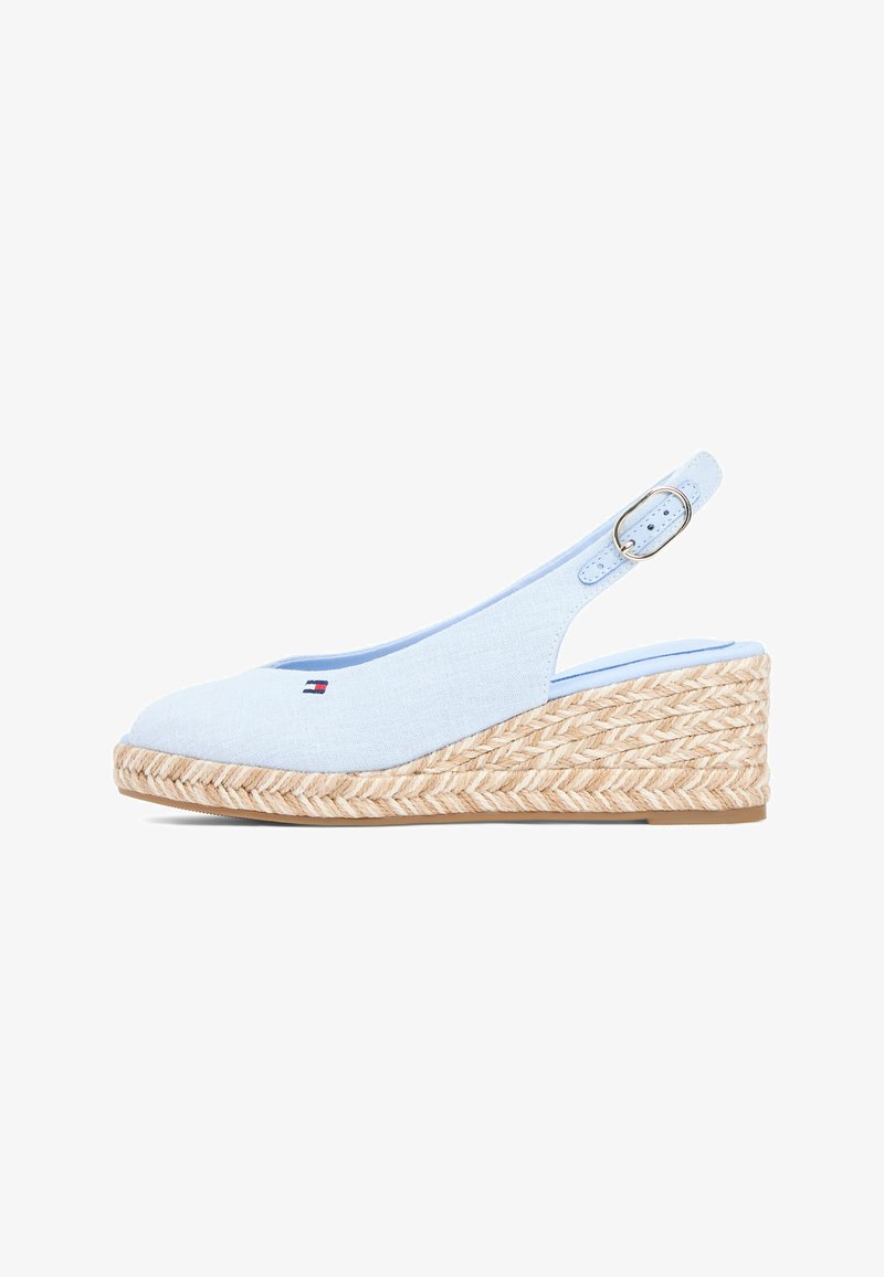 Chaussure compensée à bride arrière bleu clair avec une semelle plateforme en jute tressé et un petit logo rouge, blanc et bleu à l'avant.