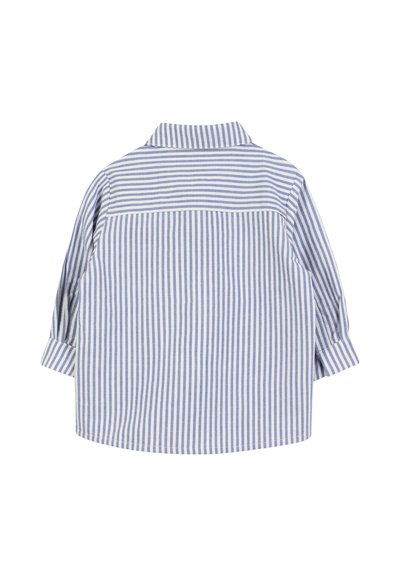 Chemise rayée bleue et blanche, à manches longues, col classique, en coton doux, avec des rayures verticales uniformément espacées et un ourlet arrondi.