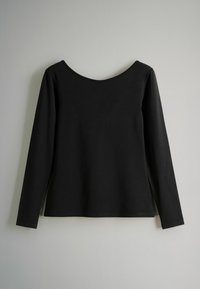 Crna majica dugih rukava od mekane tkanine, s izrezom u obliku scoop i bočnim rezovima za lakše kretanje. Glatka tekstura, minimalistički dizajn.
