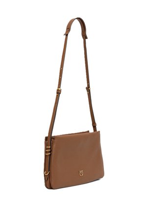 Bruine leren crossbodytas met verstelbare riem en klein gouden embleem aan de voorkant, getoond tegen een witte achtergrond.