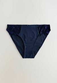Chiloți bleu marin cu panouri din dantelă transparentă cu modele florale, margini zimțate și un material corp neted și solid.