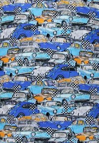 Kleurrijke stof met een druk patroon van vintage auto’s in blauw, grijs en oranje, met afwisselende zwart-wit geblokte details.