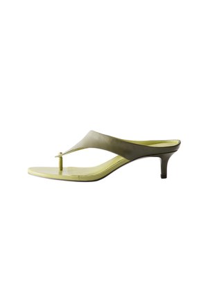 Sandale string vert clair élégante avec un petit talon kitten et une large bride traversant le pied, vue de profil sur fond blanc.