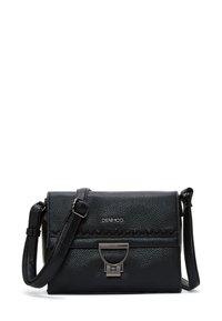Sac bandoulière en simili cuir noir avec une surface texturée, fermeture zippée, logo en relief et surpiqûres décoratives sur l'avant.