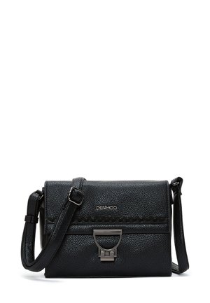 Sac bandoulière en simili cuir noir avec une surface texturée, fermeture zippée, logo en relief et surpiqûres décoratives sur l'avant.