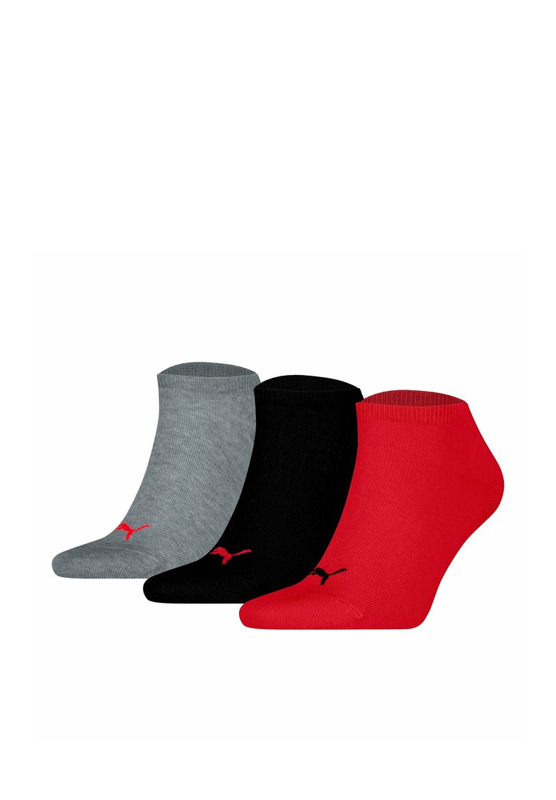 Tres pares de calcetines de tobillo en gris, negro y rojo. Cada par presenta una textura acanalada con un pequeño logo negro de Puma en el lateral.
