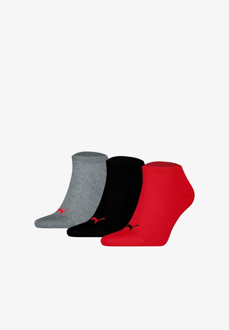 Tres pares de calcetines de tobillo en gris, negro y rojo. Cada par presenta una textura acanalada con un pequeño logo negro de Puma en el lateral.