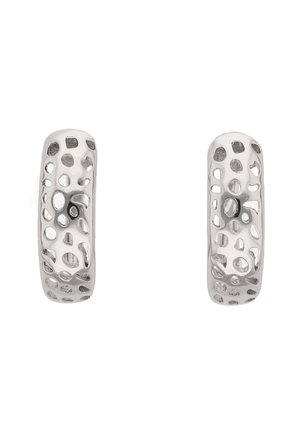 Para srebrnych kolczyków kołowych z nieregularnym wzorem zaokrąglonych wycięć, tworzących teksturowany, przewiewny design.