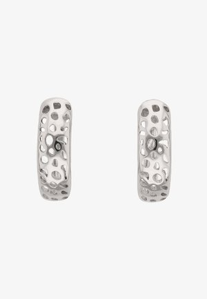 Coppia di orecchini a cerchio in argento con un motivo irregolare di fori ritagliati arrotondati che creano un design traforato e leggero.