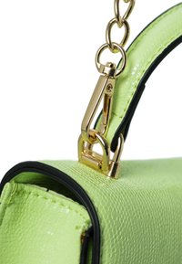 Bolso de mano verde lima con un acabado texturizado, que presenta herrajes dorados y un ribete con acentos negros. Correa de cadena con un detalle de broche.