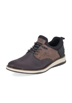 Zapato casual de hombre que combina parte delantera de tela oscura texturizada, sección media de cuero marrón, talón negro, suela blanca y cordones negros con dibujo.