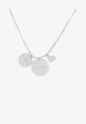 Collana d'argento con tre pendenti: due dischi rotondi incisi con "INSIEME" e "OGNI GIORNO", e un cuore. La catena presenta un design a link semplice.