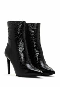 Schwarze Patentleder-Ankle-Boots mit spitzem Zehenbereich und hohem Stiletto-Absatz, die eine strukturierte, reptilienartige Oberfläche und glatte Kanten aufweisen.