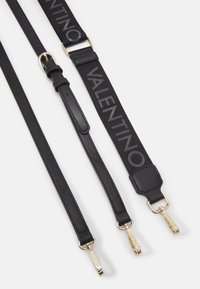 Černý kožený a látkový pásek s šedým logem "VALENTINO", zlatými kovovými akcenty, s dvěma délkami a nastavitelnou sponou.