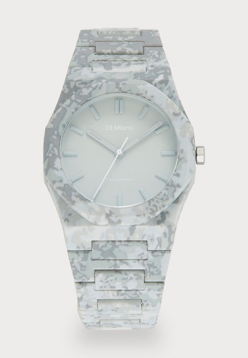 Reloj de policarbonato con una esfera octogonal, patrón de camuflaje en gris claro y blanco, manecillas luminiscentes y acentos de hardware plateados.