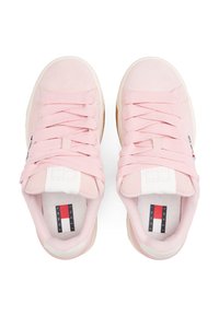 Rosa sneakers med semsket overdel, flate lisser og teksturert gummisåle. Inkluderer merkevarer på tungen og innersålen.