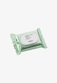 Pure Clean Wipes i lätt grön, blank förpackning. Har en vit etikett med produktnamn och användardetaljer. Innehåller 25 våtservetter.