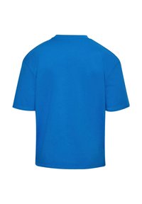Blå bomulds T-shirt med rund hals og korte ærmer. Glat tekstur og en afslappet pasform. Ingen mønstre eller yderligere detaljer synlige.
