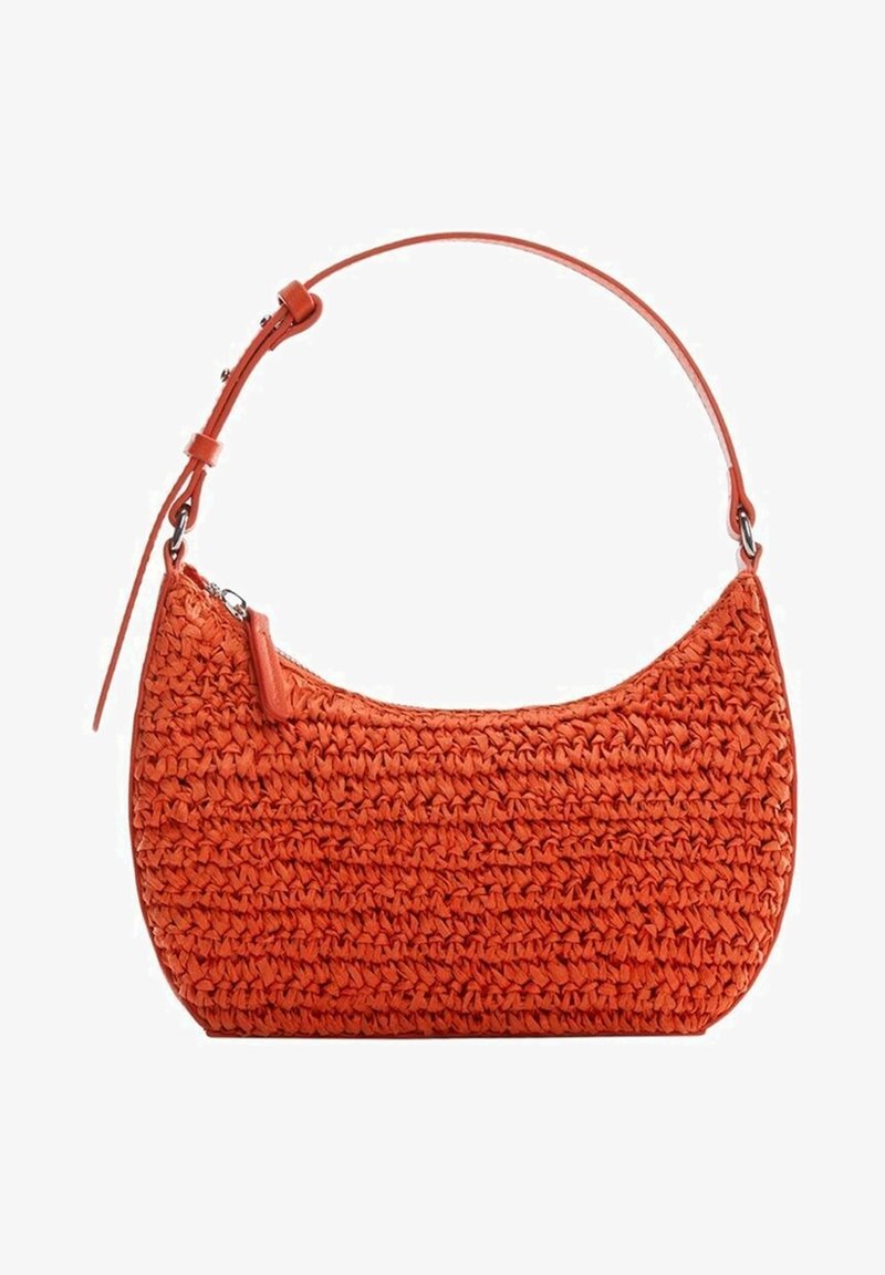 Sac à main tissé en orange vif avec une forme incurvée. Comprend une bandoulière en cuir et une fermeture éclair pour une fermeture sécurisée. Surface texturée.