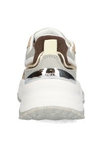 Sneaker con suola bianca, parte superiore in grigio chiaro e marrone, dettagli metallici argentati e un pannello posteriore testurizzato con dettagli del logo.