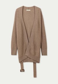 Brun stickad kofta med V-ringning, strukturerat mönster, långa ärmar och knytning med en metallspänne i midjan.