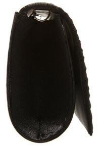 Svart clutch-väska med en texturerad yta, rundade kanter, metallstängning och en elegant, minimalistisk design.