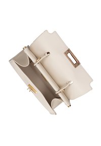 Beige leren handtas met een gestructureerd ontwerp, voorzien van een gouden accent en binnencompartimenten, inclusief een centrale scheiding.