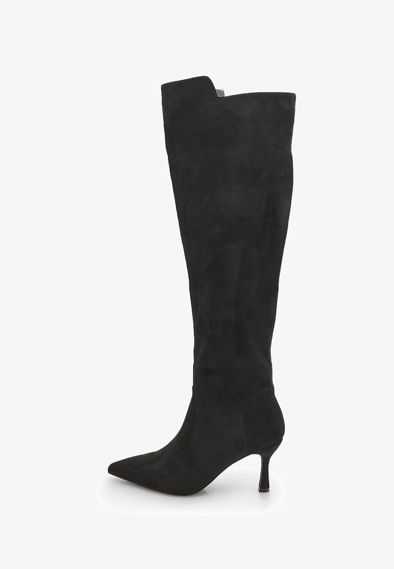 Schwarze Wildleder kniehohe Stiefel mit einer spitzen Zehe, schlankem Stiletto-Absatz und strukturiertem Obermaterial. Glatte Textur, minimalistisches Design ohne Verzierungen.