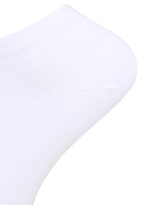 Weißer Baumwollsocken mit glatter Textur, geripptem Bündchen oben und verstärktem Zehenbereich, seitlich dargestellt.