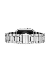 Montre en métal argenté avec finition poli, cadran rectangulaire noir, et bracelet à maillons comportant un segment texturé et un fermoir.