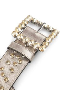 Cintura in oro metallico con grande fibbia quadrata decorata da cristalli. Texture liscia con righe di piccole borchie trasparenti e dorate lungo la cinghia.