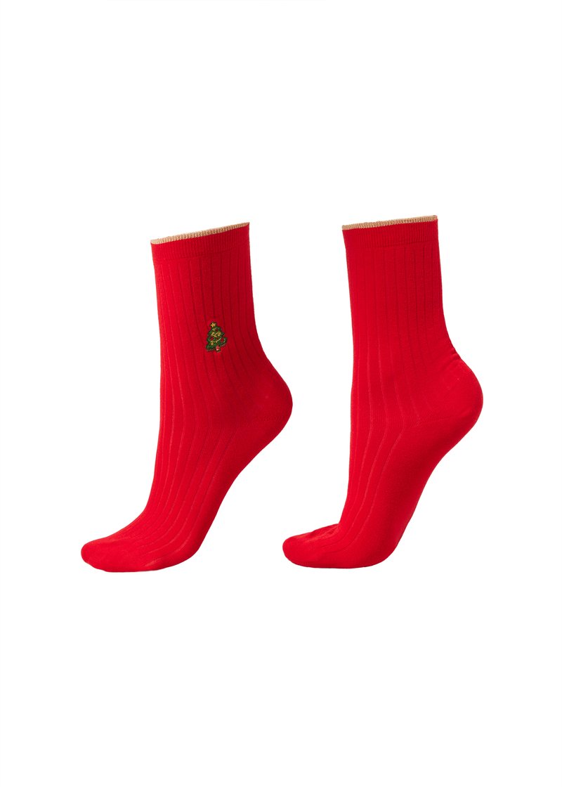 Calzini rossi a coste con polsino dorato, con un ricamo di un albero di Natale verde su un lato. Tessuto morbido, lunghezza alla caviglia.