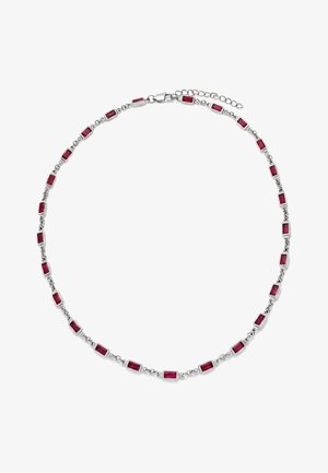 Silberne Halskette mit gleichmäßig verteilten rechteckigen roten Edelsteinen und einem Karabinerverschluss mit verstellbarem Verlängerungskettchen.