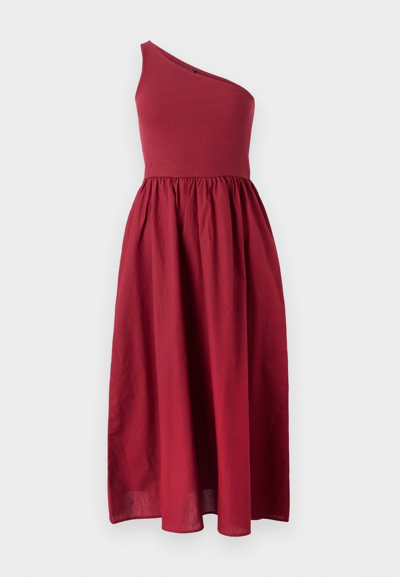 Robe d'une épaule, longueur genou, de couleur rouge foncé, avec un corsage ajusté et une jupe fluide, fabriquée dans un tissu léger avec une texture lisse.