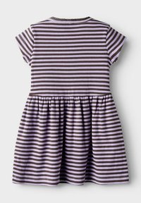 Robe rayée en violet clair et marron foncé, avec une texture côtelée, des manches courtes et une taille froncée pour une silhouette évasée.