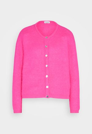 Cardigan rosa a maniche corte realizzato in materiale morbido con scollo rotondo, caratterizzato da 7 bottoni davanti e lavorazione a maglia testurizzata.