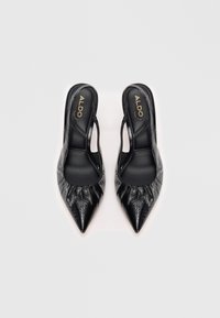 Mustat nahkaiset slingback-korkokengät teräväkärkisellä muotoilulla, rypytetty etuosa, sileä pinta ja pehmustettu sisäpohja, jossa on kultainen logo.