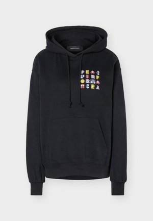 Sweat à capuche noir avec poche avant et lettres géométriques colorées formant "Peak Performance" sur le côté gauche de la poitrine, avec capuche à cordon de serrage et poignets côtelés.