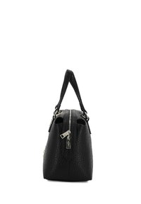 Borsa nera a trama con chiusura a zip, manico corto e accessori in argento. Caratterizzata da una forma strutturata con una base leggermente affusolata.