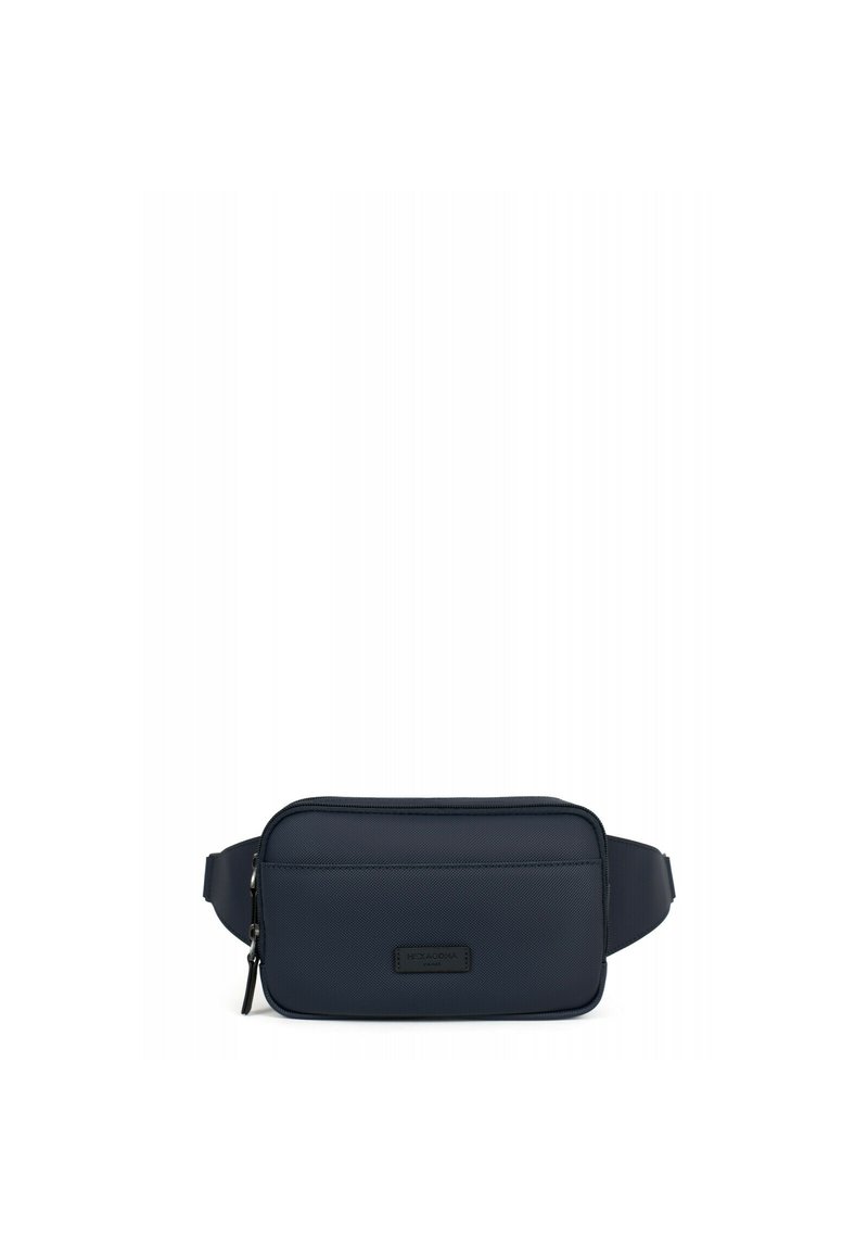 Borsa a tracolla blu navy realizzata in tessuto testurizzato, con forma rettangolare, chiusura con zip e una patch con logo sul davanti.