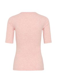 Hele-roosa lühikeste varrukatega keha kootud top ümmarguse kaelusega, nähtud tagant valgel taustal.