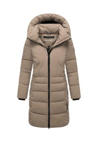 Taupe lang quilted vinterfrakke med hætte, sort lynlås foran og horisontale quiltninger, designet til koldt vejr.