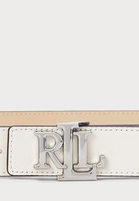 Hvit lærbelte med en sølvfarget RL-logo spenne, sømdetaljer og en glatt overflate. Beltet er designet med en slank og moderne estetikk.