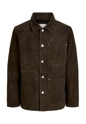 Veste en daim brun foncé avec col, fermeture à boutons et trois poches plaquées à l'avant avec rivets métalliques.