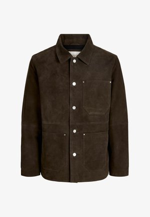 Veste en daim brun foncé avec col, fermeture à boutons et trois poches plaquées à l'avant avec rivets métalliques.