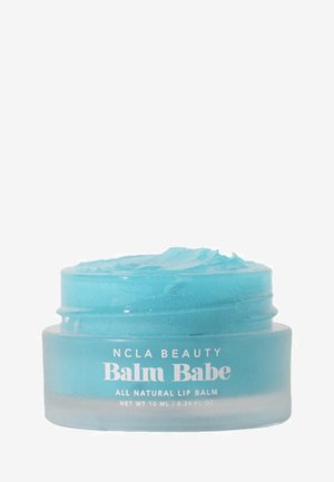 Baume à lèvres teinté bleu dans un petit pot étiqueté NCLA Beauty Balm Babe, baume à lèvres naturel avec un contenu de 10 ml.