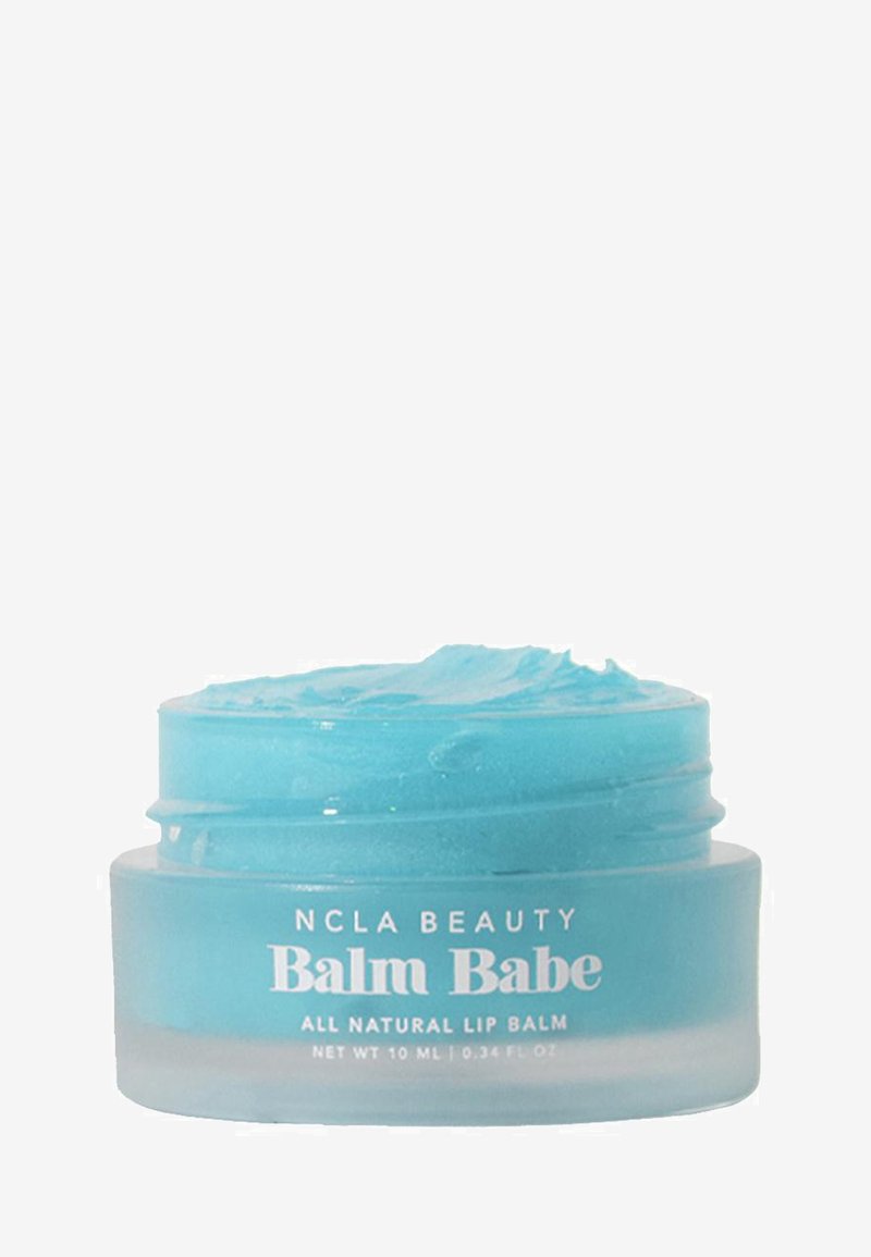 Balsam do ust o niebieskim zabarwieniu w małym słoiczku z etykietą NCLA Beauty Balm Babe, całkowicie naturalny balsam do ust o pojemności 10 ml.