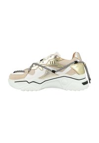 Chunky sneakers in beige, wit en gouden metallic materialen, met een gestructureerde bovenkant, zwarte accenten en dikke witte rubberen zolen.