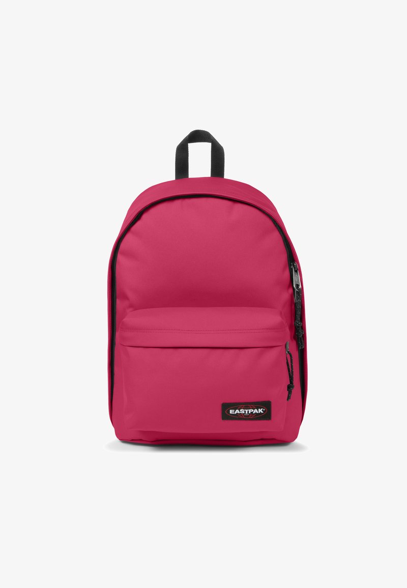 Rosa tygryggsäck med en framficka med dragkedja, svarta dragkedjor och en hängande ögla. Slät textur och rundad form. Brandyta synlig.